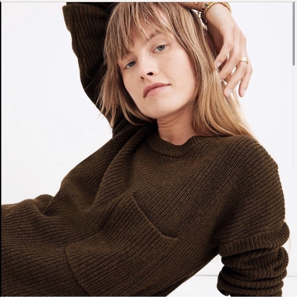 thompson pocket pullover sweater in Olive